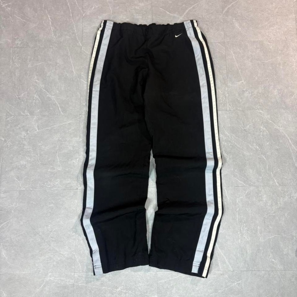 Y2K Nike black and white track pants - streetwear style #skater